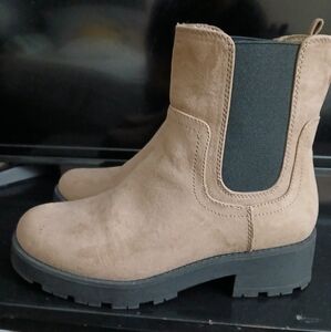Women old navy Chelsea boots